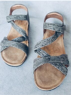 Taos Sz 12-12.5  Women's Gray Braided Leather Sandals